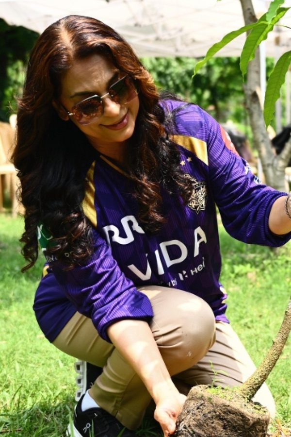 kkr-co-owner-juhi-chawla-mehta-kickstarts-this-years-runs-to-roots-initiative-pledging-10-trees-per-run.Click to read full article.