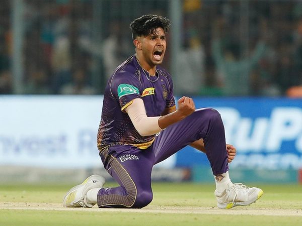 বল হাতে দারুণ খেলছেন কলকাতার হর্ষিত রানা।
